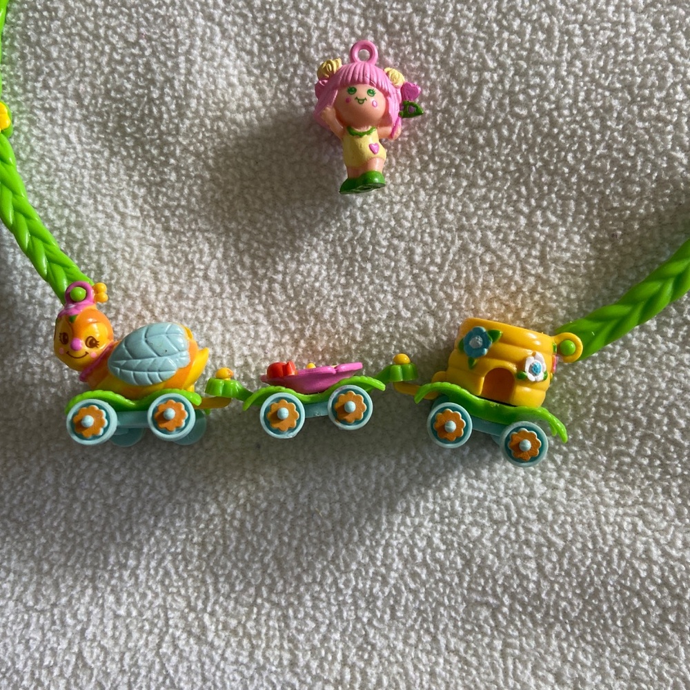 Vintage 1984 Charmkins Necklace with Sweet Bea and the honey bee train - Picture 3 of 6
